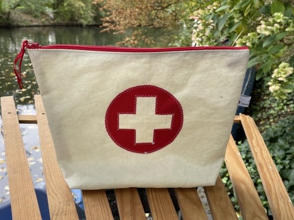 Segeltuchkosmetiktasche mit Kreuz